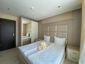 A bed or beds in a room at PARADISO 'В' 102 PRIVATE SEA VIEW Apartment