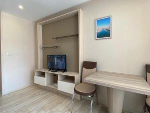 A television and/or entertainment centre at PARADISO 'В' 102 PRIVATE SEA VIEW Apartment