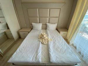 A bed or beds in a room at PARADISO 'В' 102 PRIVATE SEA VIEW Apartment