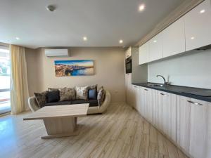 A seating area at PARADISO 'В' 102 PRIVATE SEA VIEW Apartment