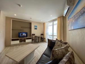 A television and/or entertainment centre at PARADISO 'В' 102 PRIVATE SEA VIEW Apartment