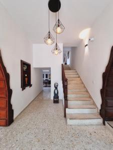 - un couloir avec des escaliers dans une maison dans l'établissement Hotel Karlo, à Cali