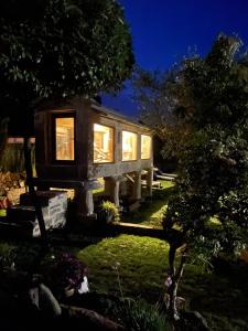 una casa pequeña con luces encendidas en un patio en O Balcon Do Oitaven, vuestra finca privada en Galicia, en Pontevedra