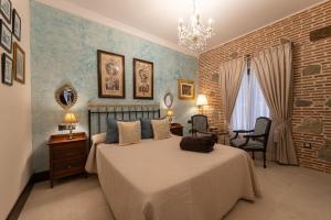 a bedroom with a bed and a table and chairs at Hotel Boutique Casa Veracruz in Estepona