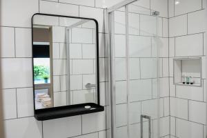 La salle de bains est pourvue d'un miroir et d'une douche. dans l'établissement Raniven Guest House, à Oban