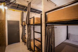 Palanda nebo palandy na pokoji v ubytování Loft Hostel Koh Tao