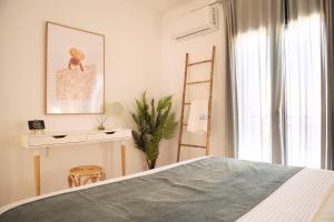 Een bed of bedden in een kamer bij St. Nicolas Soho Apartments