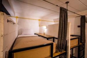 Postel nebo postele na pokoji v ubytování Loft Hostel Koh Tao
