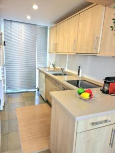 een keuken met een fruitschaal op het aanrecht bij Varandas do Carvoeiro in Carvoeiro