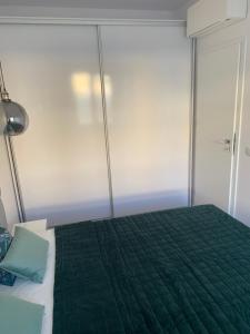 A bed or beds in a room at Malibu Apartments Még 28 kép