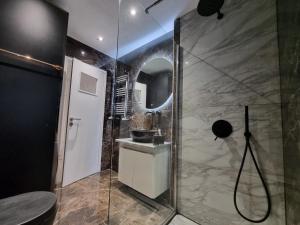 Un baño con ducha con lavabo y espejo. en Arman Group Lannister, en Atenas 10 fotos más