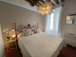 - une chambre avec un lit doté d'un couvre-lit blanc dans l'établissement Cactus Suite, à Pise