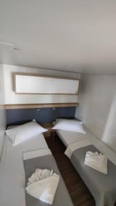 奧瑞比克的住宿－New Adria mobile Home - camp Vala，客房设有两张床和窗户。