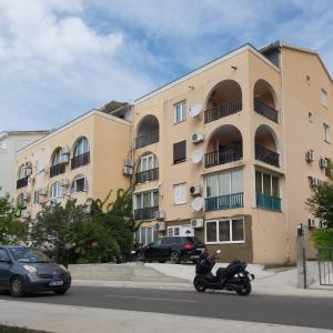 una motocicleta estacionada frente a un edificio en Sunčani apartman 1-Vila Amfora, en Budva