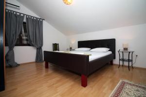 Postel nebo postele na pokoji v ubytování Kate's Home Tisno
