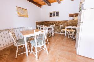 een eetkamer met een tafel en stoelen bij Chalet Giuel in Bărcuţ