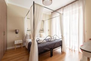 A bed or beds in a room at SuityRHome Campo de' Fiori