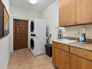 Köök või kööginurk majutusasutuses Spacious Oceanfront Home Close to TPC and St Augustine - Immediate Availability