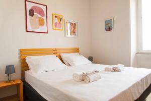 een slaapkamer met 2 bedden en handdoeken bij Terrazza Giuliana in Rome
