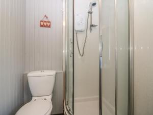 un baño con inodoro y ducha en Blue Skies Cottage, en Arbroath 11 fotos más