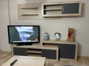 uma televisão sentada numa secretária num quarto em YOLANDA Y EDU 2º em Medina del Campo