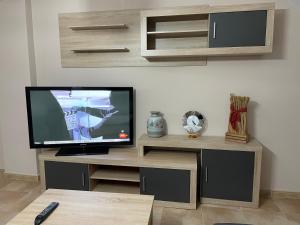 Televisyen dan/atau pusat hiburan di YOLANDA Y EDU 2º