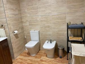 a bathroom with a toilet and a sink at YOLANDA Y EDU 2º in Medina del Campo