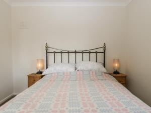 1 dormitorio con 1 cama con 2 lámparas en la cómoda en Long Batch Cottage, en Shepton Mallet