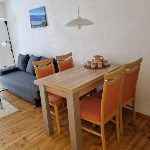 un tavolo da pranzo con sedie e un divano di Ferienwohnung Martin a Rattenberg Altre 2 foto