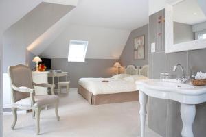 ein Schlafzimmer mit einem Bett und einem Waschbecken darin in der Unterkunft L'Escale Evel Er Gêr in Locquirec