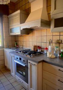 een keuken met een kookplaat en een oven bij La Fontanella Apartment in Taormina