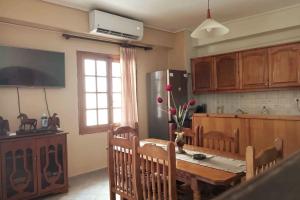 Η κουζίνα ή μικρή κουζίνα στο Μπαλκόνι του Αιγαίου father's house in Kimi