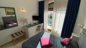 TV a/nebo společenská místnost v ubytování Capri Bougainville Luxury Boutique Hotel