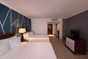 Tempat tidur dalam kamar di Crowne Plaza Panama, an IHG Hotel