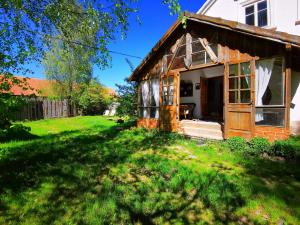 een oude schuur in de tuin van een huis bij Mazurskie Klimaty - niezależny, ogrodzony dom in Wydminy