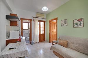 ein Wohnzimmer mit einem Sofa und einem Tisch in der Unterkunft Elsa Stafilos in Skopelos