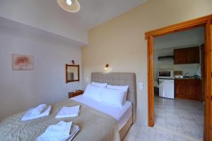 1 Schlafzimmer mit einem großen Bett und einer Küche in der Unterkunft Elsa Stafilos in Skopelos