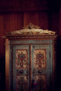 un antiguo armario de madera en una habitación en B&B Villa La Bercia, en San Vigilio Di Marebbe