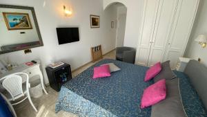 TV a/nebo společenská místnost v ubytování Capri Bougainville Luxury Boutique Hotel