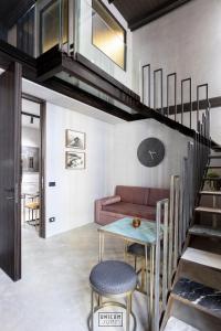salon z kanapą i stołem w obiekcie Unicum Suite Napoli Centro Storico w mieście Neapol