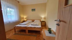 Een bed of bedden in een kamer bij Holiday home in Siofok/Balaton 37218