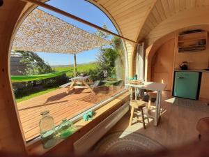 una vista desde el interior de una pequeña casa con una gran ventana en De Hut, in Natuurgebied en vlakbij het Strand, en Callantsoog