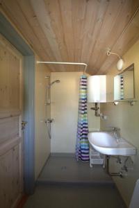 a bathroom with a sink and a shower at Hovborg Ferieby - Torpet 25 in Hovborg