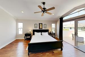 a bedroom with a bed and a ceiling fan at Pierpont Coastal Dreams in Ventura