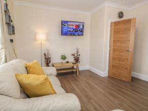 sala de estar con sofá blanco y puerta de madera en Neland View en Windermere
