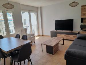 Televízia a/alebo spoločenská miestnosť v ubytovaní Bonito apartamento a 50 metros de la playa.