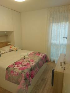 斯普利特的住宿－Central Apartment Bella，小卧室配有一张带粉色毯子的床
