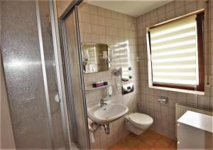 A bathroom at Hotel Alena - Kontaktlos Check-In
