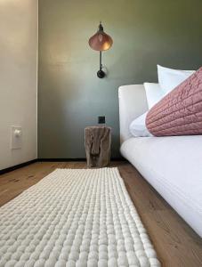 Een bed of bedden in een kamer bij La Perla - 2 Zimmer Designer Wohnung
