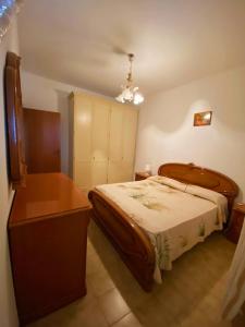 niewielka sypialnia z łóżkiem i komodą w obiekcie La dimora Difenza w mieście Vasto